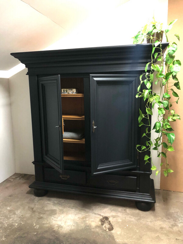 Kast Coal Black