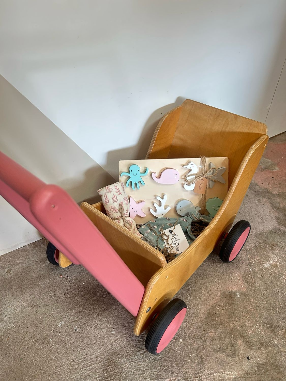 Poppenwagentje roze inclusief items