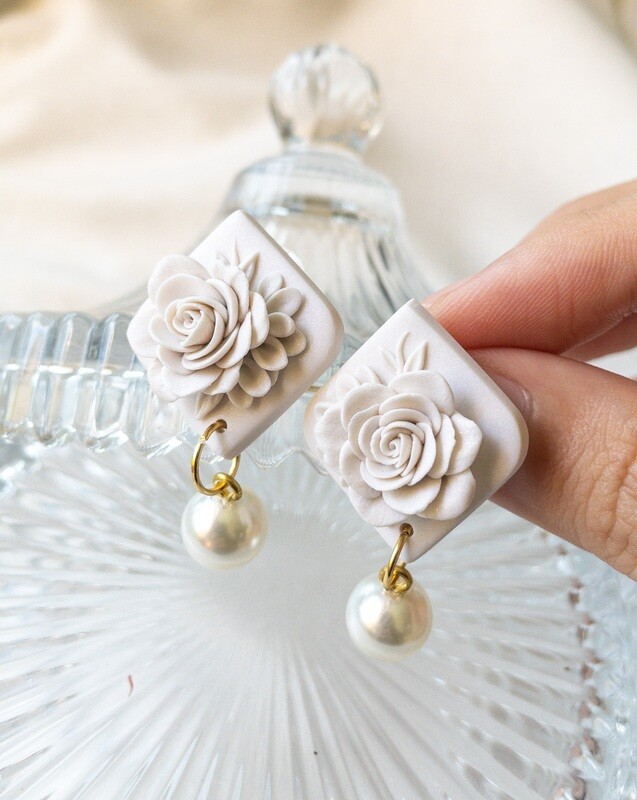 Pearlescent Dangle with Pearl