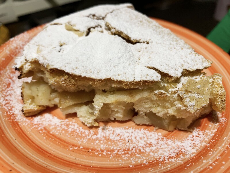 Полезен ли яблочный пирог. Шарлотка пышная с яблоками. Рецепт шарлотки с замороженными яблоками. Рецепт шарлотки с замороженными яблоками. Рецепт шарлотки с замороженными яблоками.
