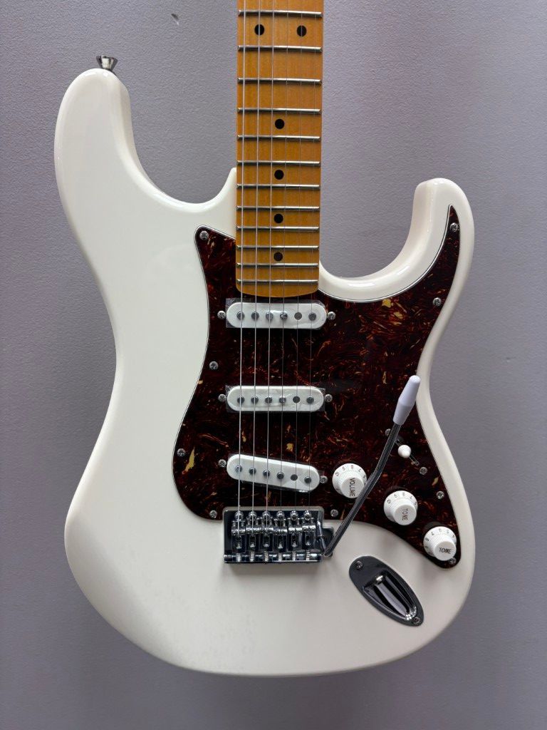 Tagima TG-530 6-String Electric Guitar 2025 White Tagima TG-530 6-String Electric Guitar 2025 White