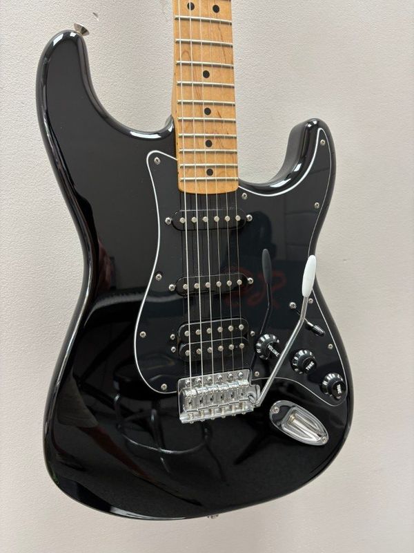 Fender Standard Stratocaster HSS 2015 - Black