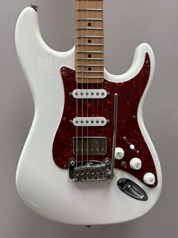G&L Legacy HSS 2018 - Alpine White **6.65 lbs**