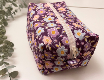 Box zip pouch - no raw edges. Pattern