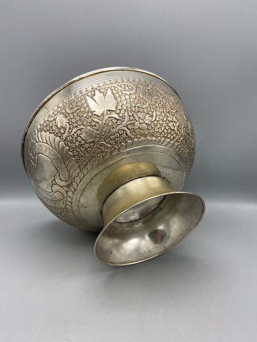Japanse Verzilverde Sier­schaal op Voet , 1870s
