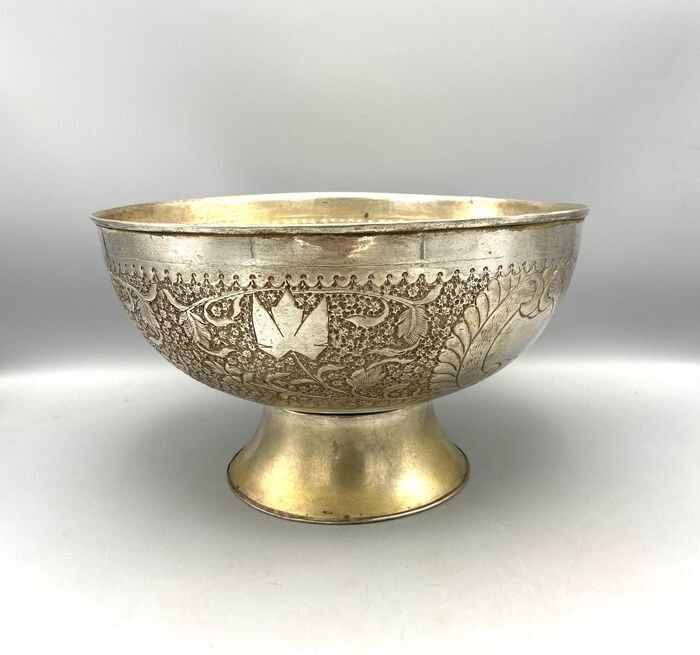 Japanse Verzilverde Sier­schaal op Voet , 1870s