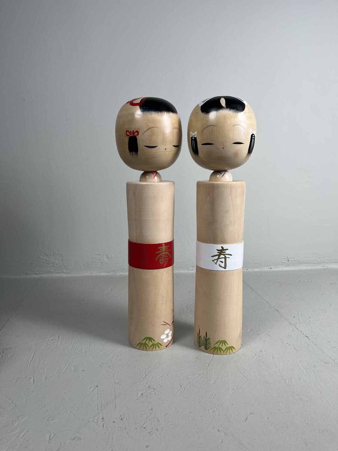set van 2 sosaku kokeshi door Miyagawa Kunio met de doos set van 2 sosaku kokeshi door Miyagawa Kunio met de doos