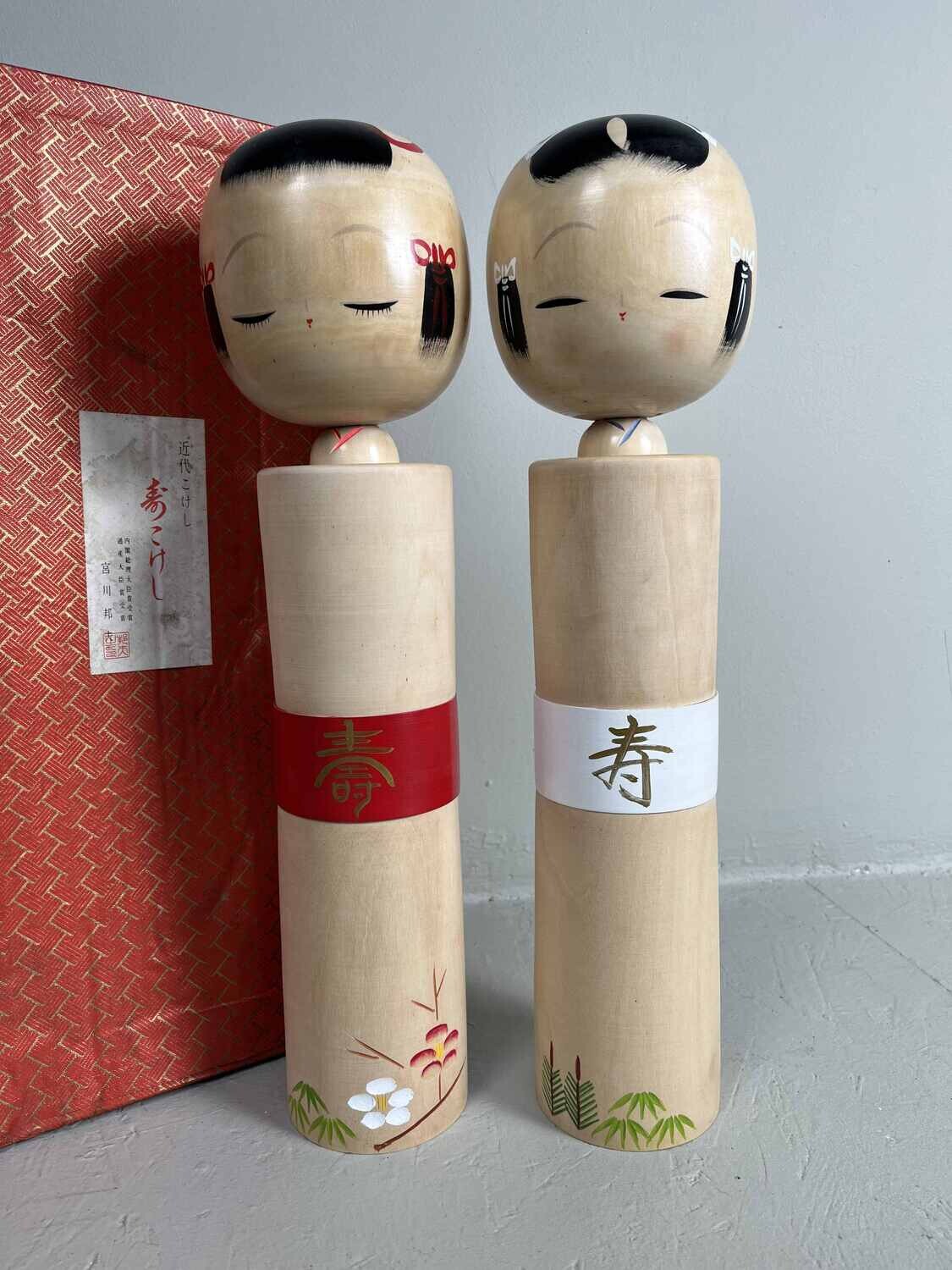 set van 2 sosaku kokeshi door Miyagawa Kunio met de doos set van 2 sosaku kokeshi door Miyagawa Kunio met de doos