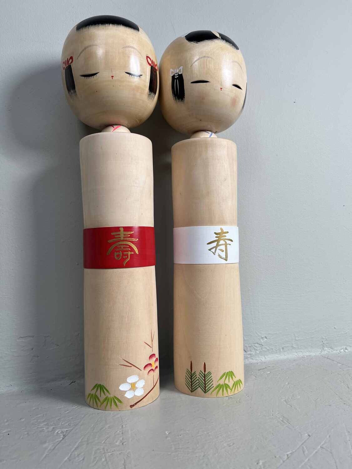 set van 2 sosaku kokeshi door Miyagawa Kunio met de doos set van 2 sosaku kokeshi door Miyagawa Kunio met de doos