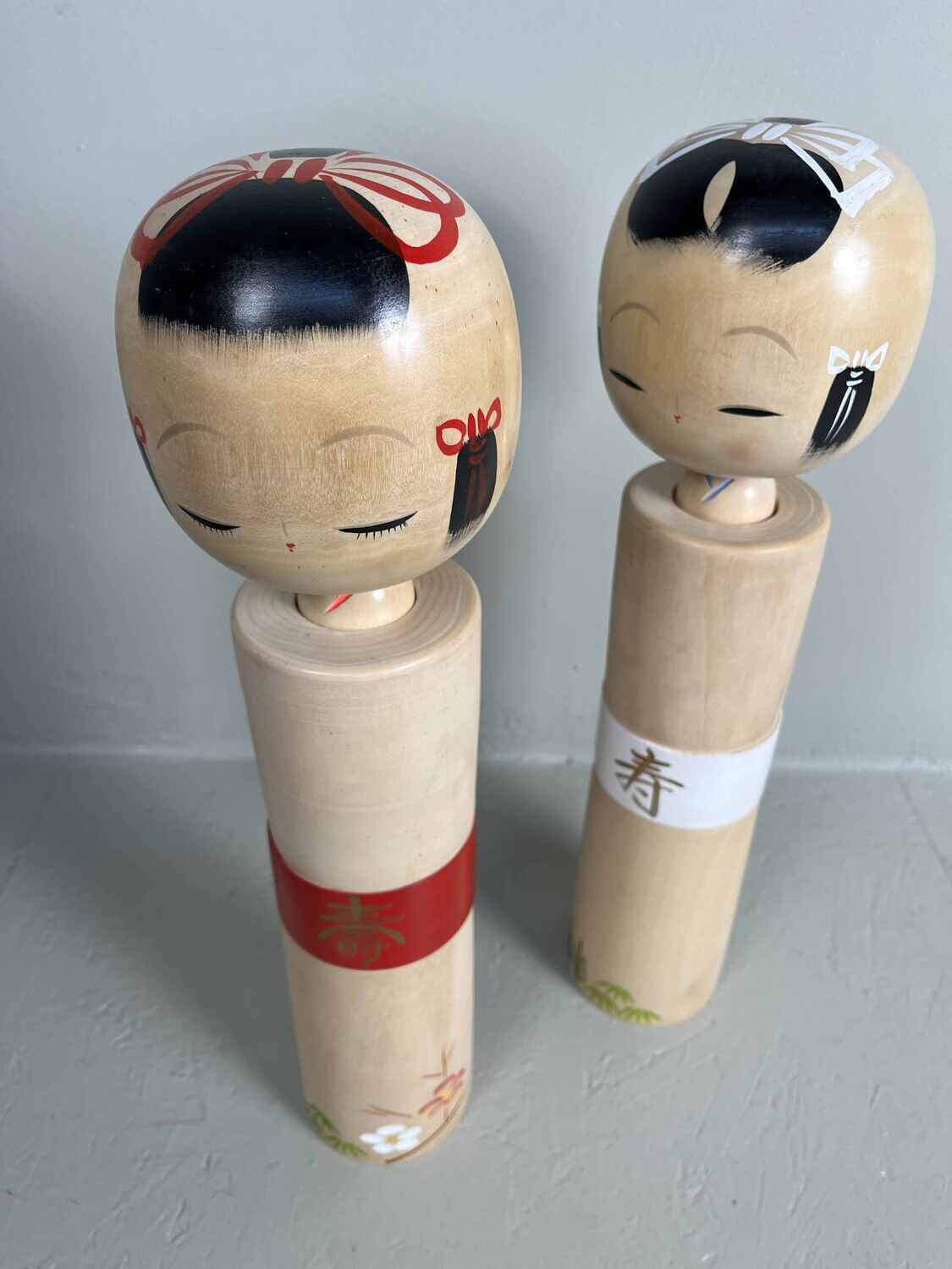set van 2 sosaku kokeshi door Miyagawa Kunio met de doos set van 2 sosaku kokeshi door Miyagawa Kunio met de doos