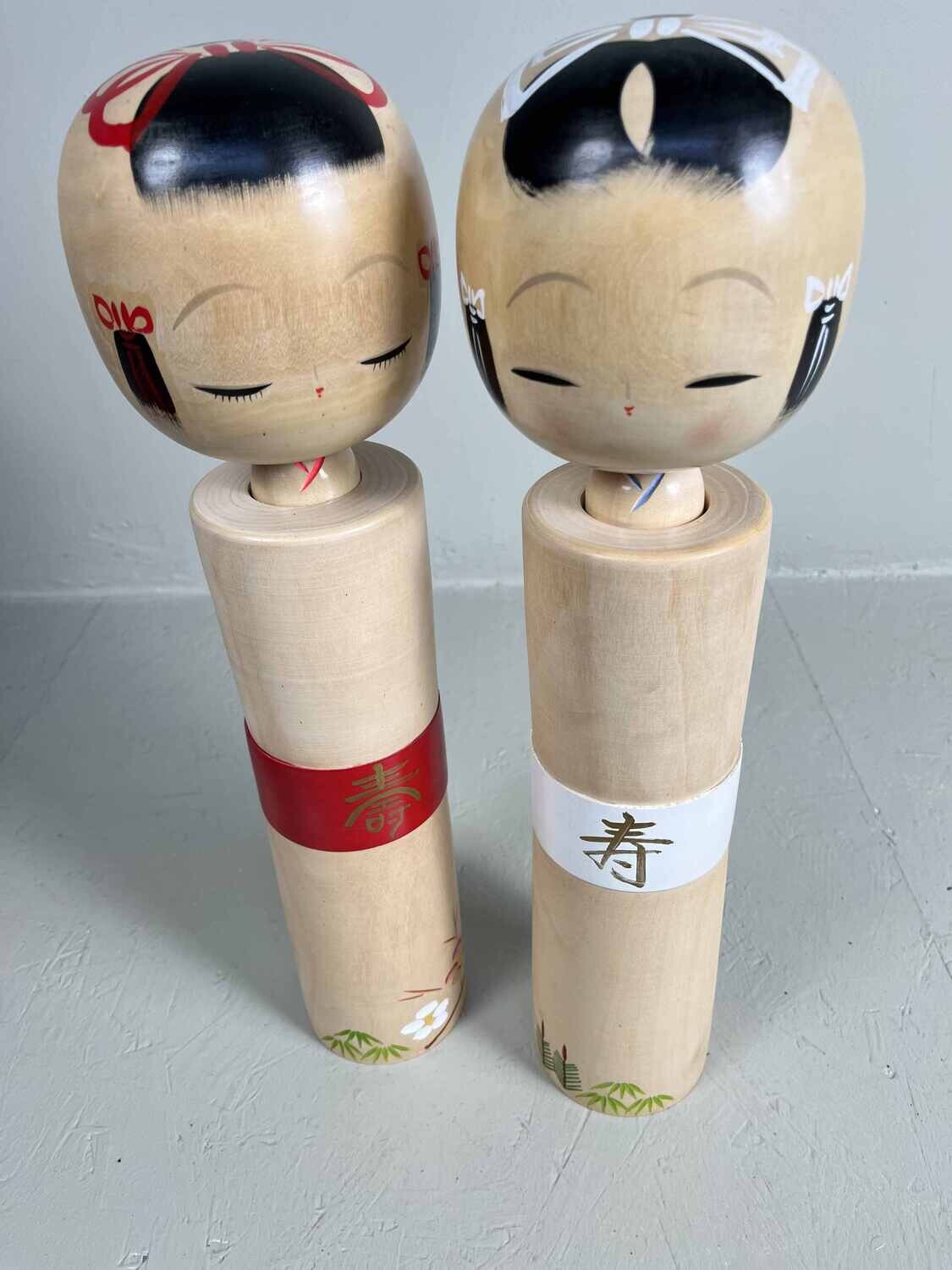 set van 2 sosaku kokeshi door Miyagawa Kunio met de doos set van 2 sosaku kokeshi door Miyagawa Kunio met de doos