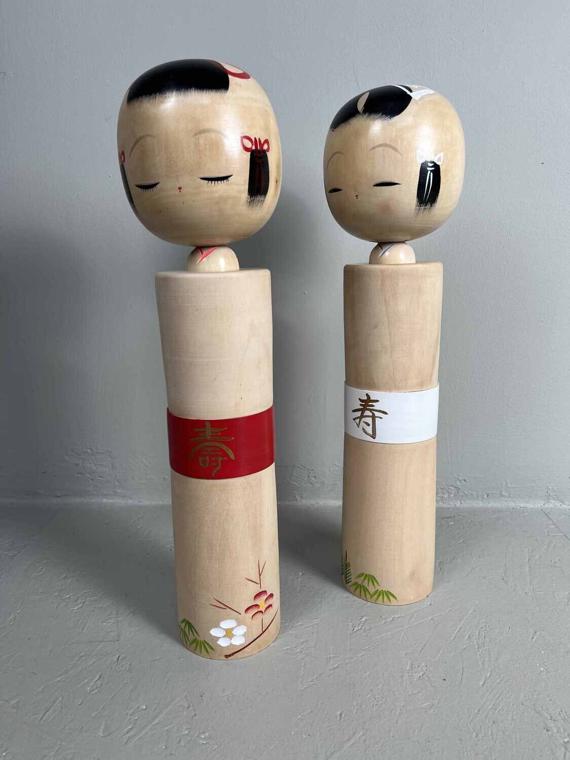 set van 2 sosaku kokeshi door Miyagawa Kunio met de doos set van 2 sosaku kokeshi door Miyagawa Kunio met de doos