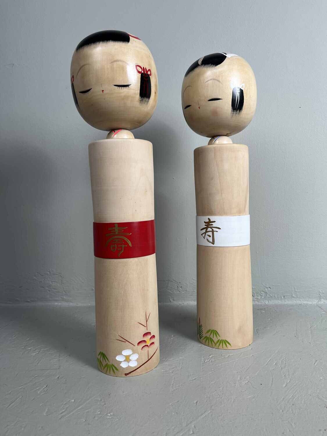 set van 2 sosaku kokeshi door Miyagawa Kunio met de doos set van 2 sosaku kokeshi door Miyagawa Kunio met de doos