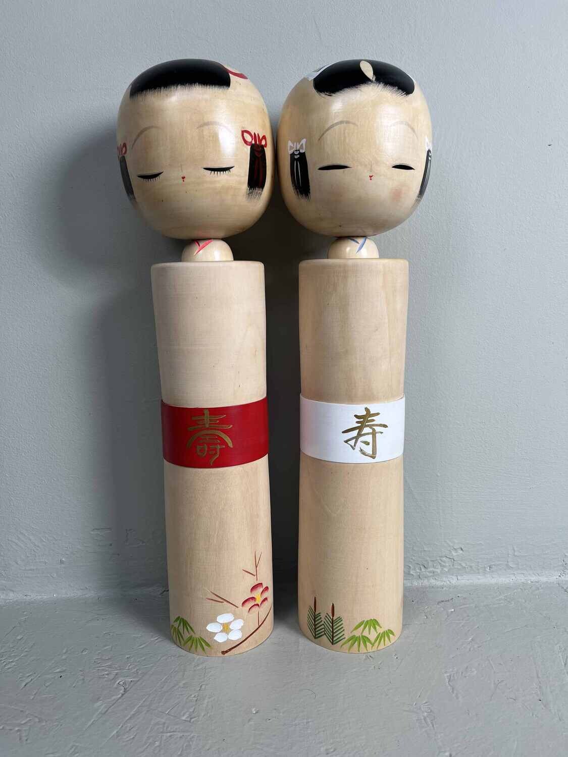 set van 2 sosaku kokeshi door Miyagawa Kunio met de doos set van 2 sosaku kokeshi door Miyagawa Kunio met de doos