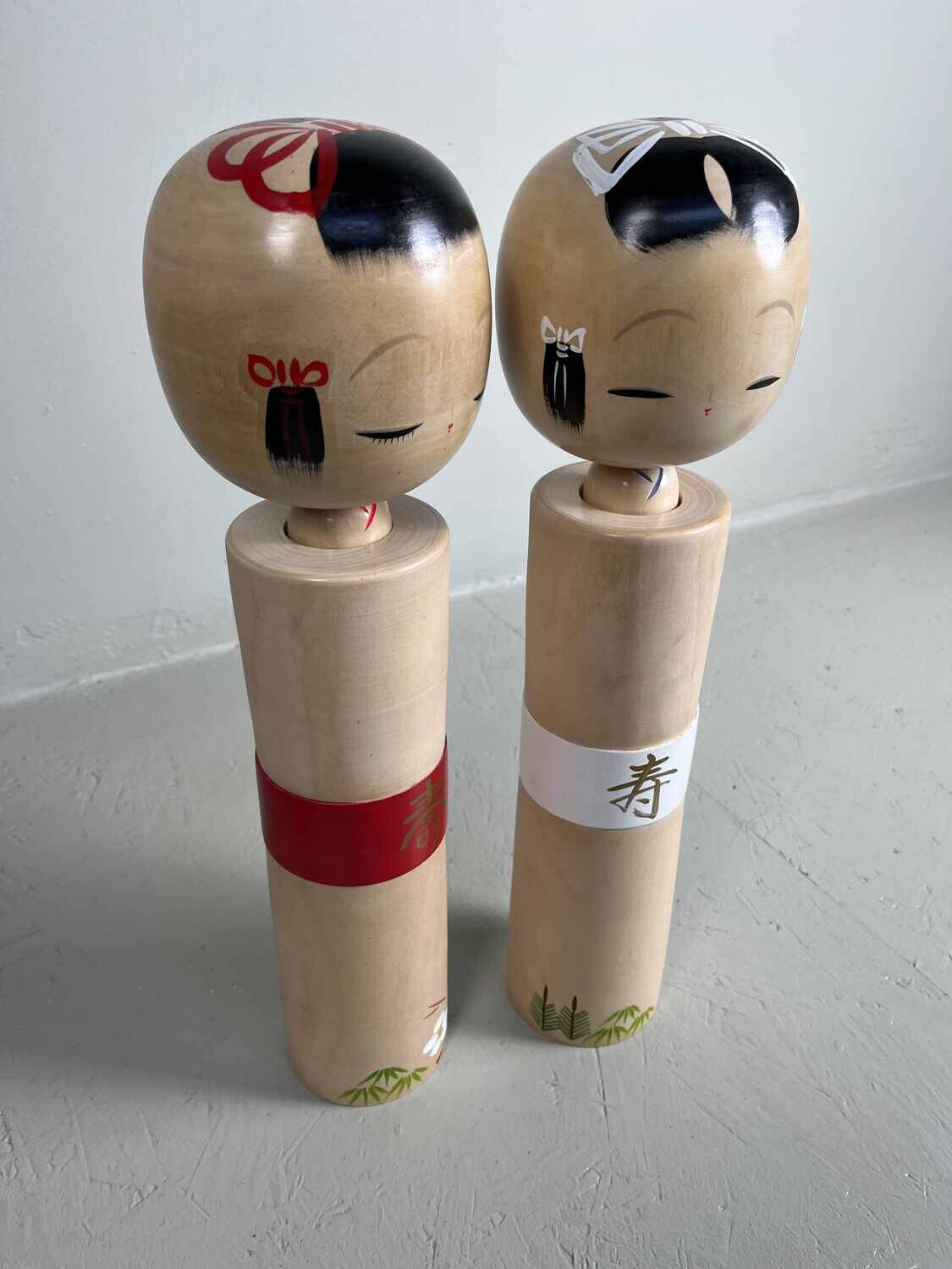 set van 2 sosaku kokeshi door Miyagawa Kunio met de doos set van 2 sosaku kokeshi door Miyagawa Kunio met de doos