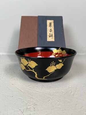 Japanse kom met floraal decor