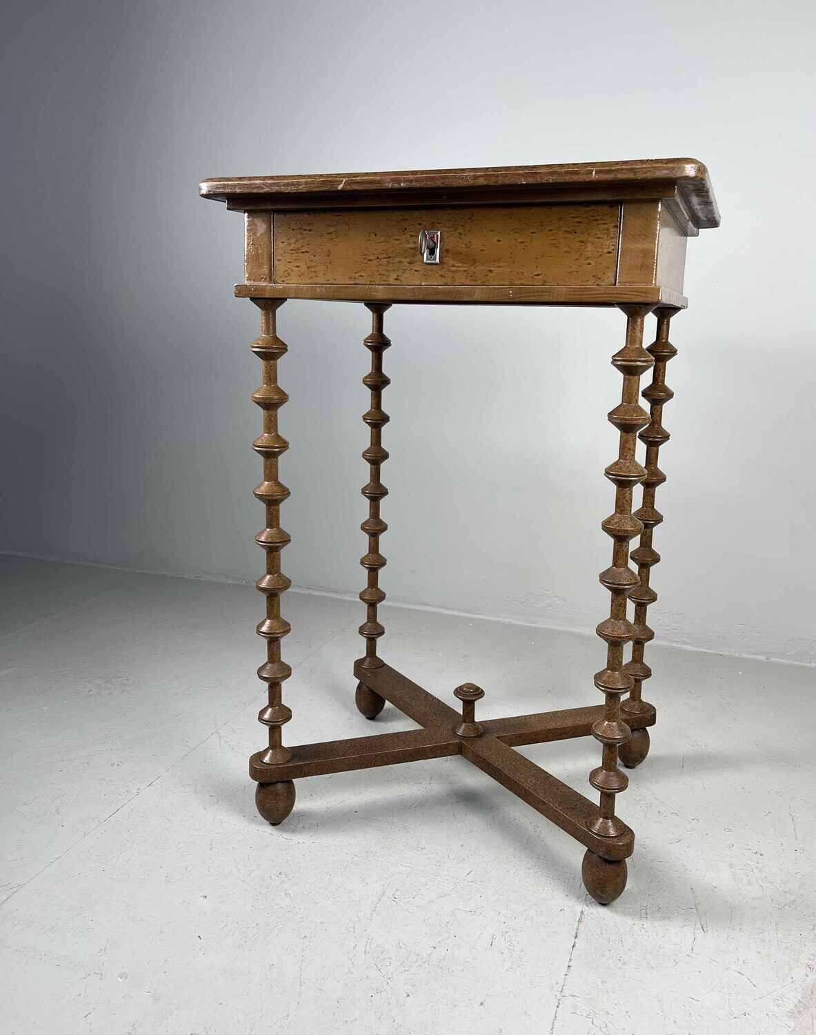 Elegant antieke bijzet tafel met lade.