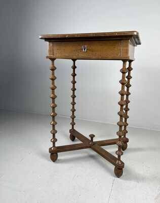 Elegant antieke bijzet tafel met lade.