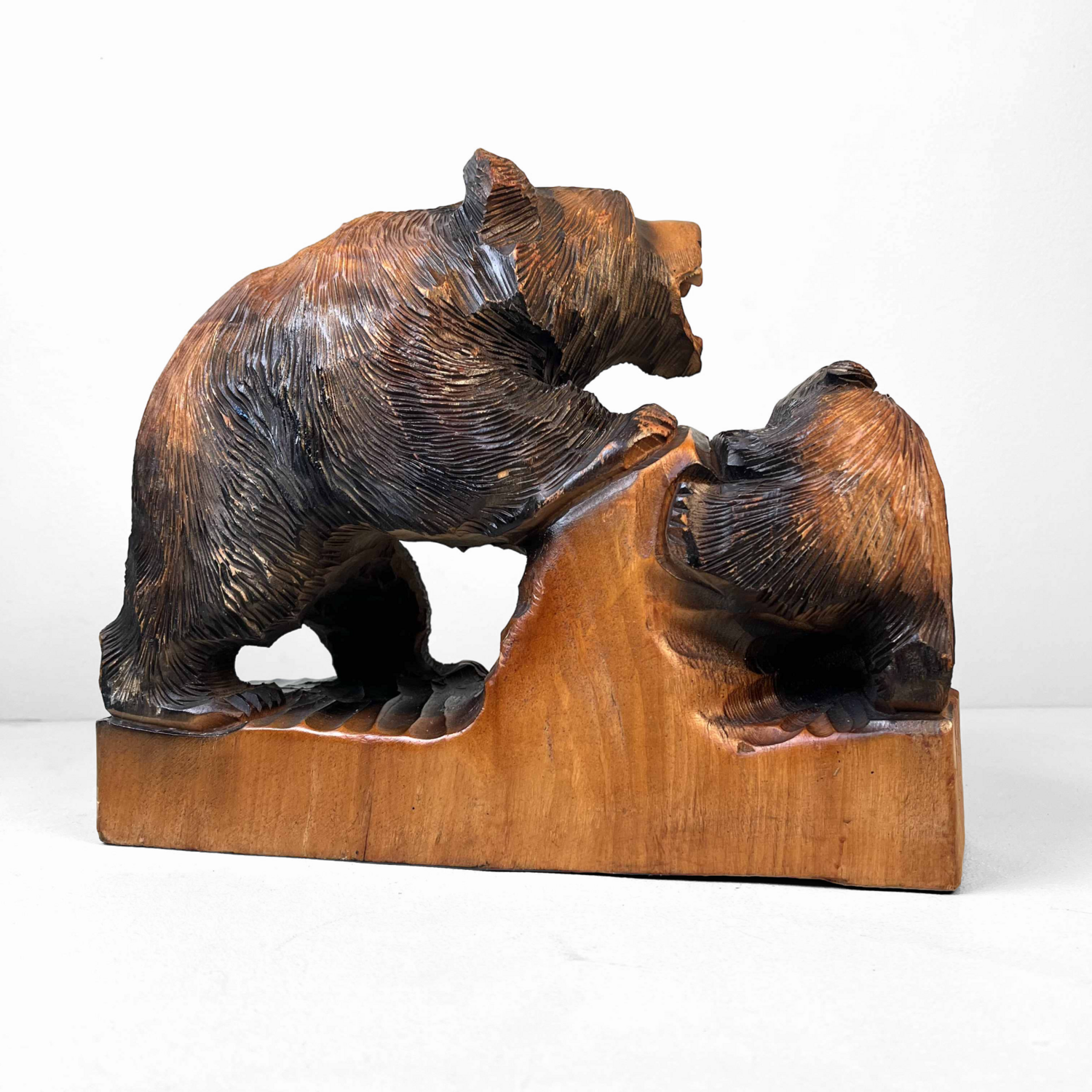 Beer en welp Kibori Kuma Hokkaido 木彫り熊 Japan