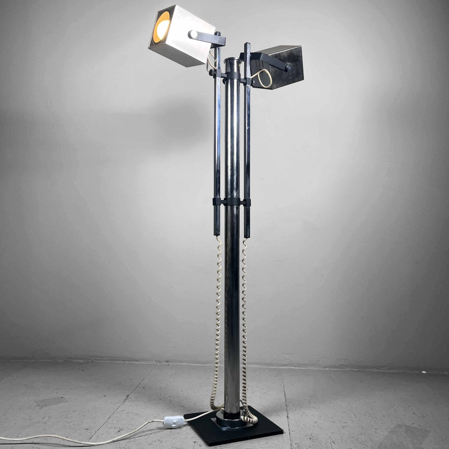 Adjustable Mid Century Floor Lamp by Pat Hoffman for Lucitalia, 70s Adjustable Mid Century Floor Lamp by Pat Hoffman for Lucitalia, 70s