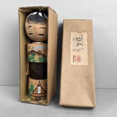 Vintage kokeshi met doos