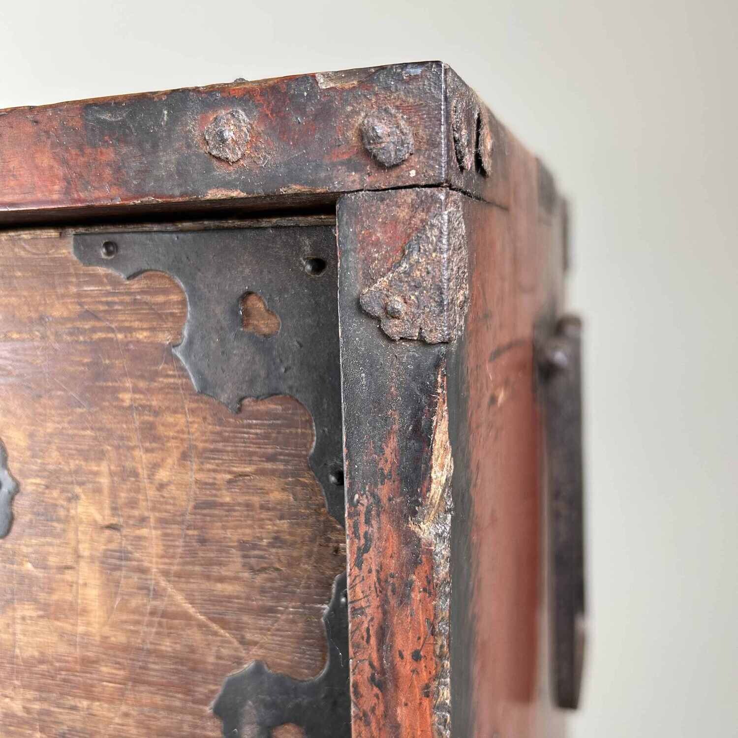 Japanese Kimono Tansu chest of drawers from the Taishō era (1912–1926).