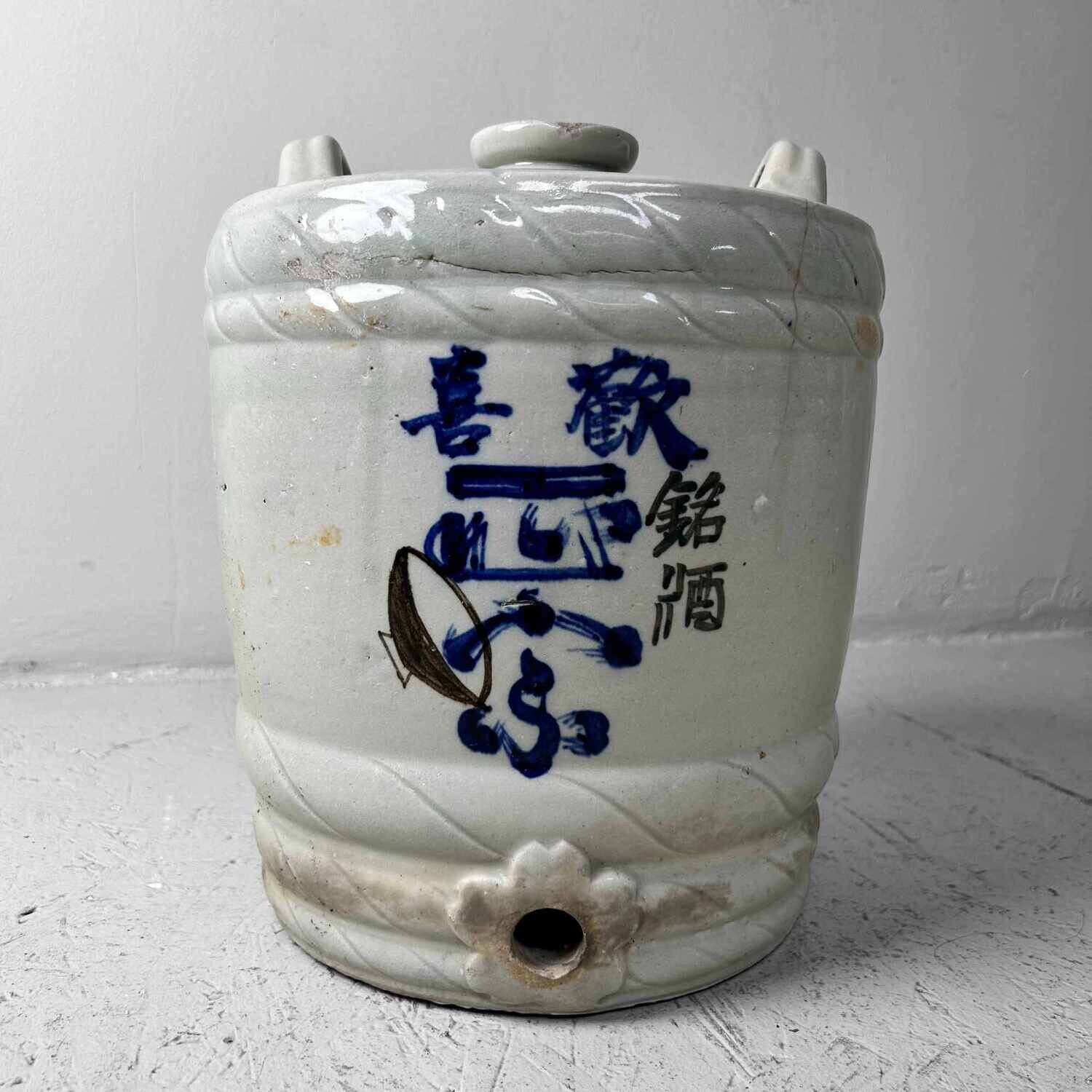 Antieke Porseleinen Sake Vat, jaren '20, Japan. Antieke Porseleinen Sake Vat, jaren '20, Japan.