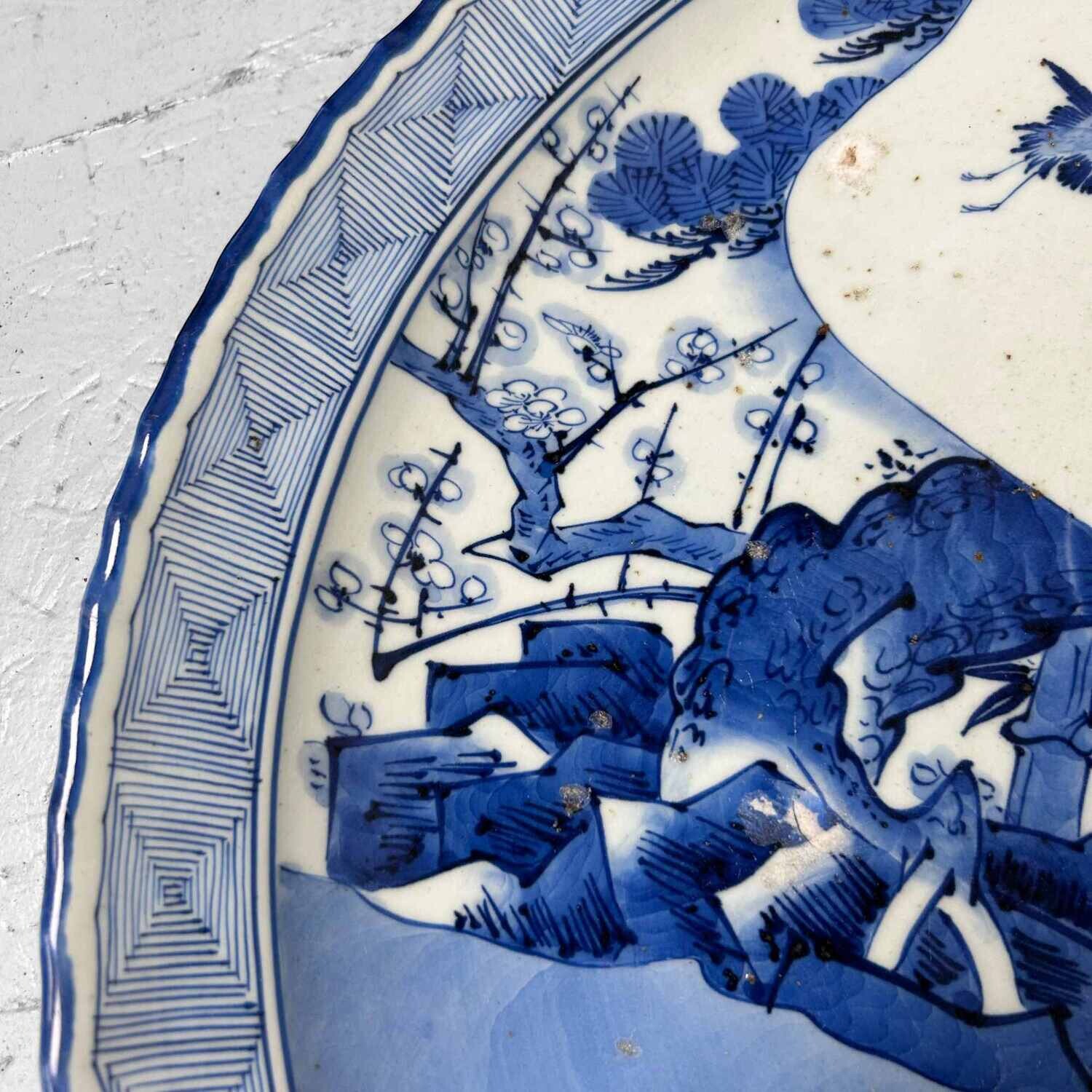 Large Japanese Arita Porcelain Plate 'Minogame' (蓑亀) Edo Period. Large Japanese Arita Porcelain Plate 'Minogame' (蓑亀) Edo Period.