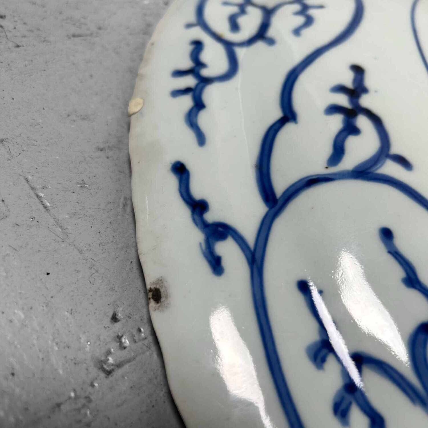 Large Japanese Arita Porcelain Plate 'Minogame' (蓑亀) Edo Period. Large Japanese Arita Porcelain Plate 'Minogame' (蓑亀) Edo Period.