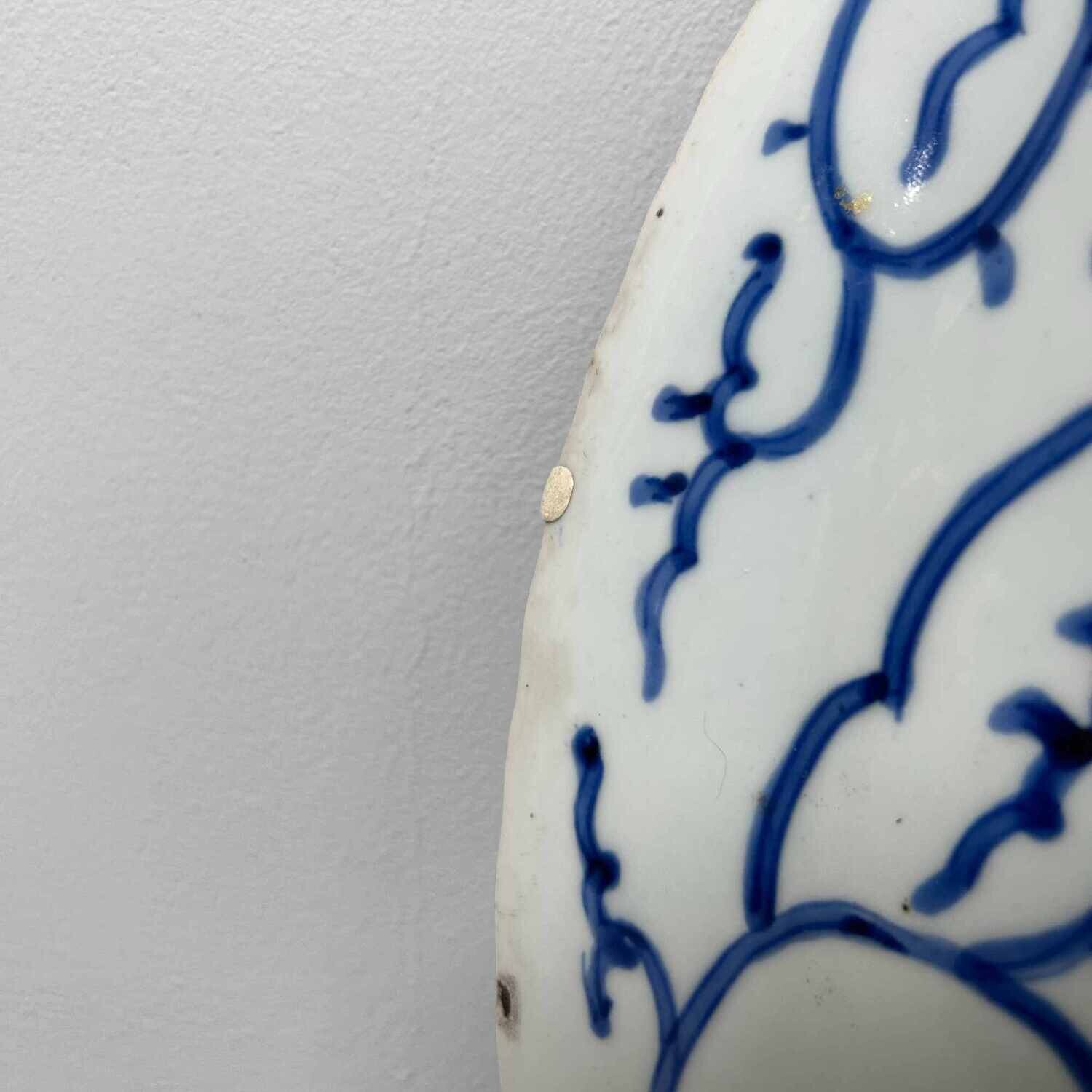 Large Japanese Arita Porcelain Plate 'Minogame' (蓑亀) Edo Period. Large Japanese Arita Porcelain Plate 'Minogame' (蓑亀) Edo Period.