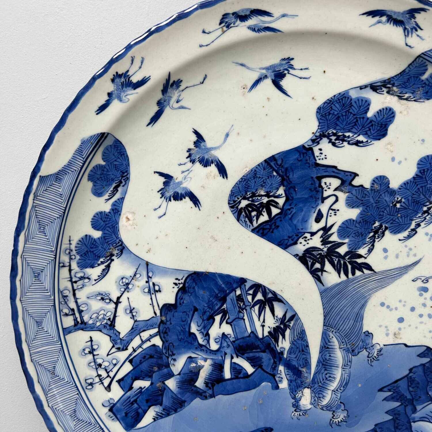 Large Japanese Arita Porcelain Plate 'Minogame' (蓑亀) Edo Period. Large Japanese Arita Porcelain Plate 'Minogame' (蓑亀) Edo Period.