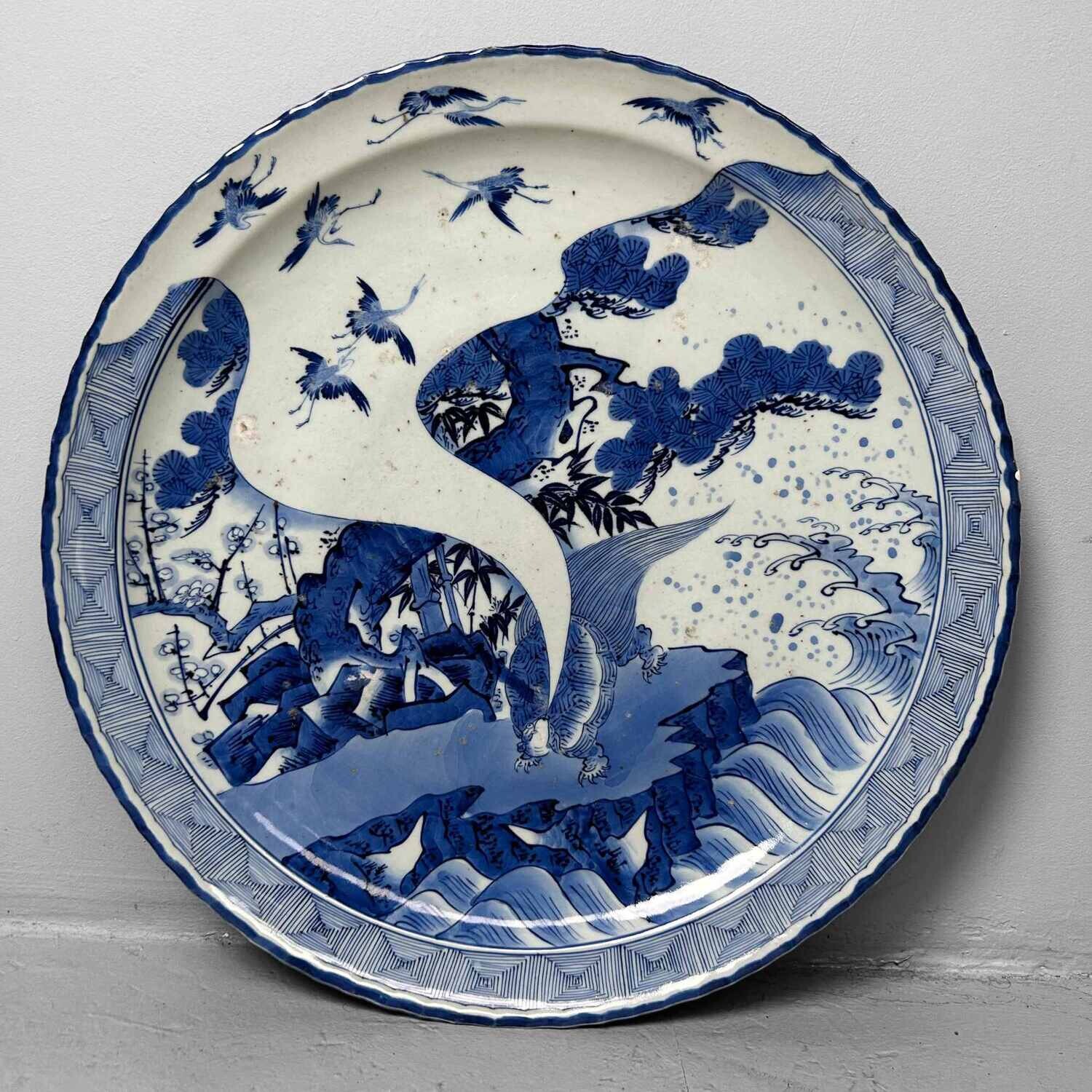 Large Japanese Arita Porcelain Plate 'Minogame' (蓑亀) Edo Period. Large Japanese Arita Porcelain Plate 'Minogame' (蓑亀) Edo Period.