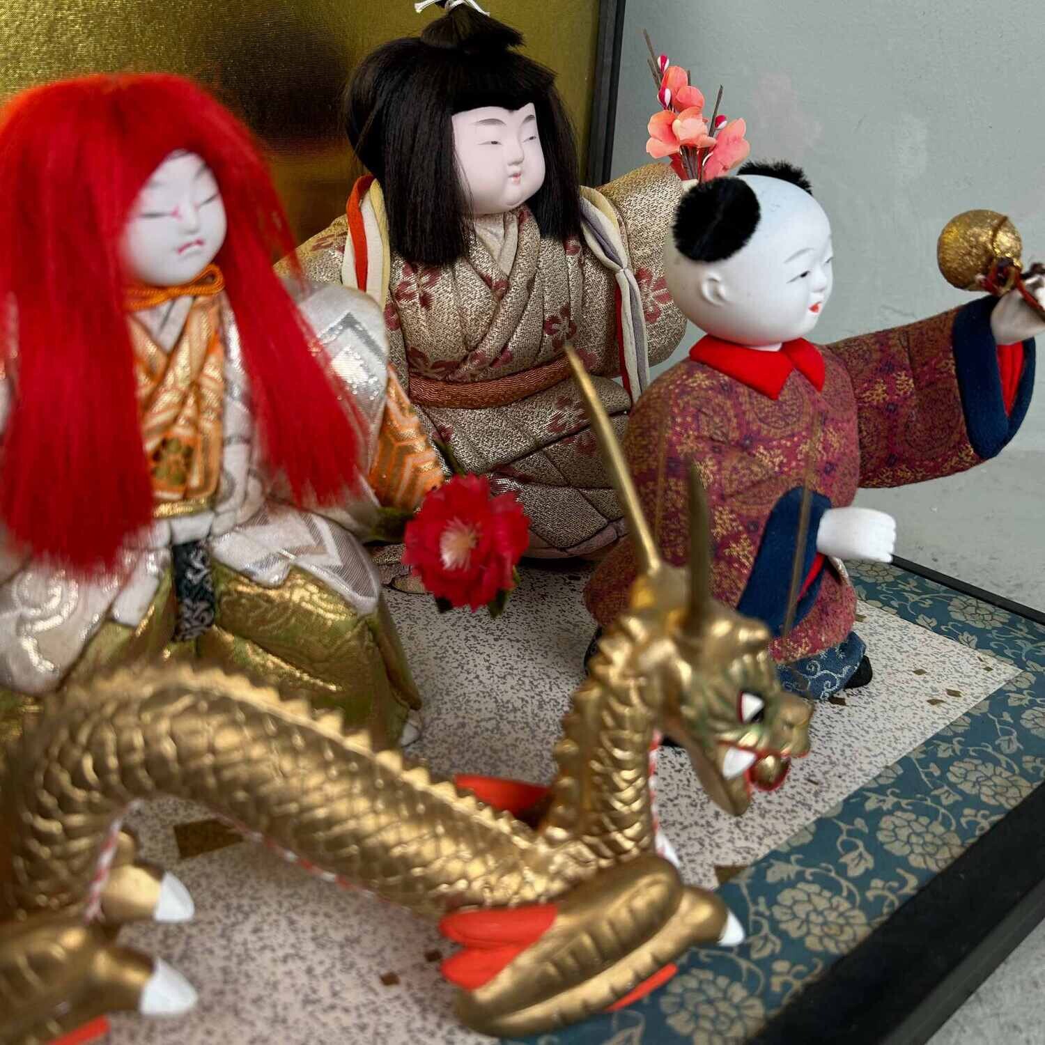 Etalagekast met Japanse Renjishi Kabuki Ceremonie poppen jaren '50.