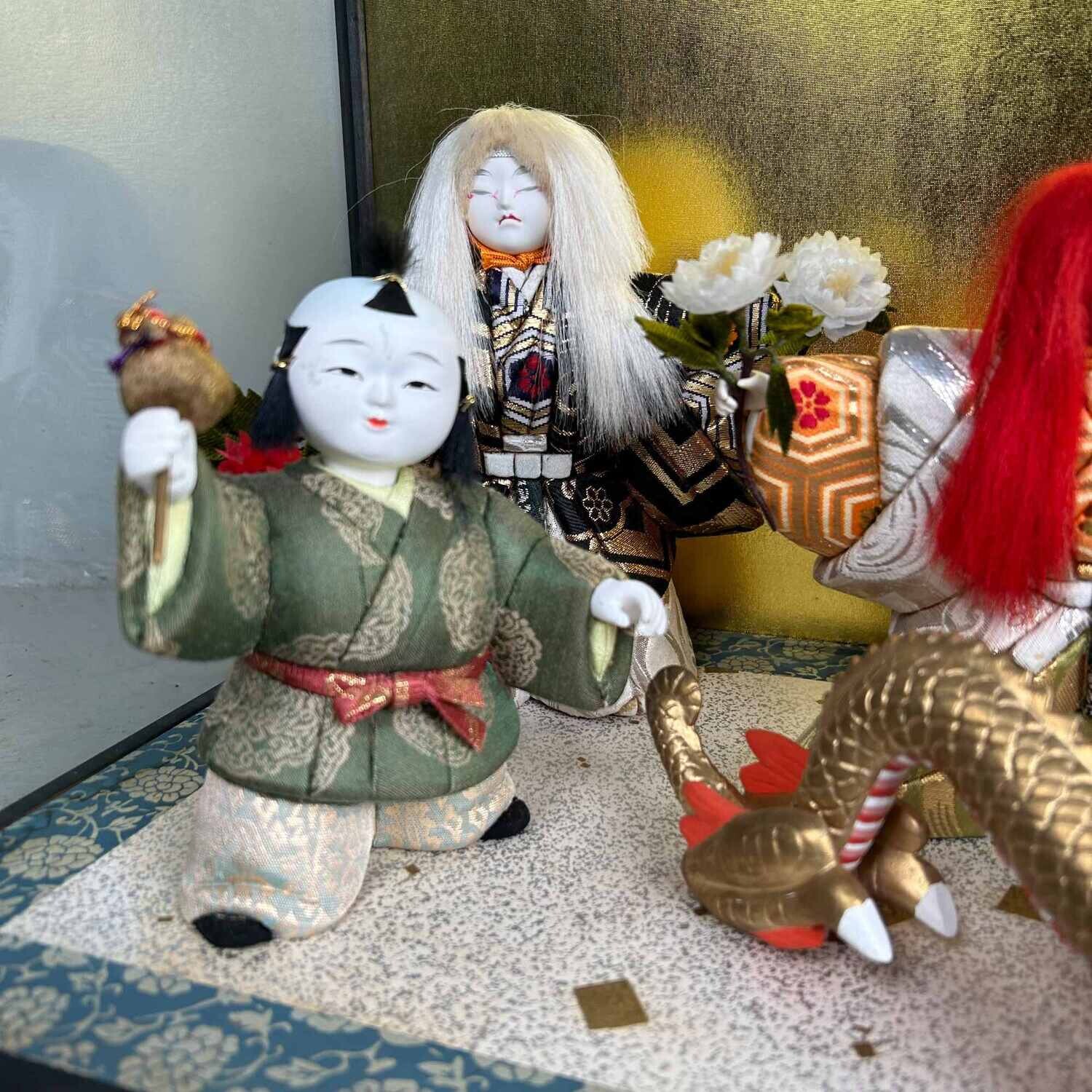 Etalagekast met Japanse Renjishi Kabuki Ceremonie poppen jaren '50.