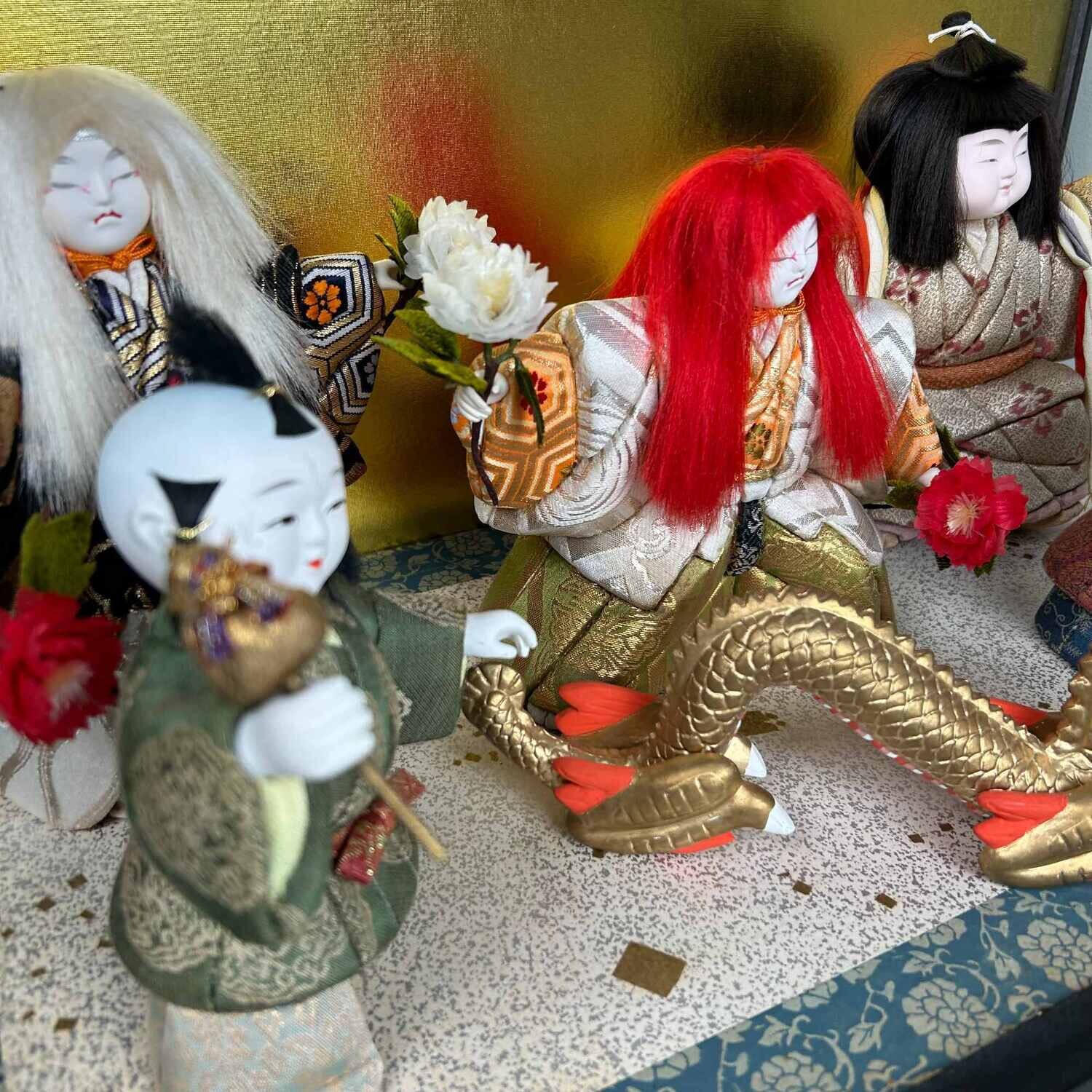 Etalagekast met Japanse Renjishi Kabuki Ceremonie poppen jaren '50.