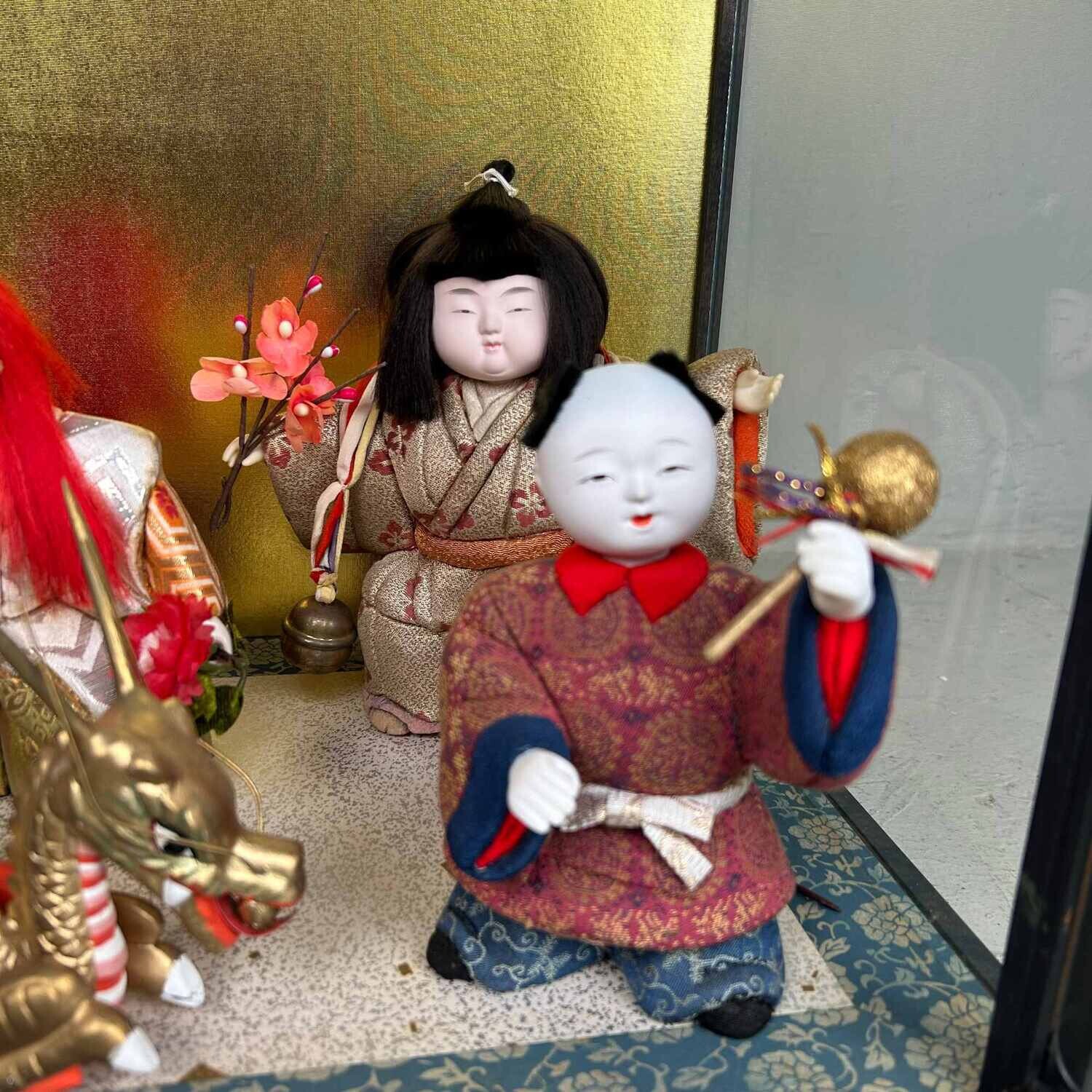 Etalagekast met Japanse Renjishi Kabuki Ceremonie poppen jaren '50.