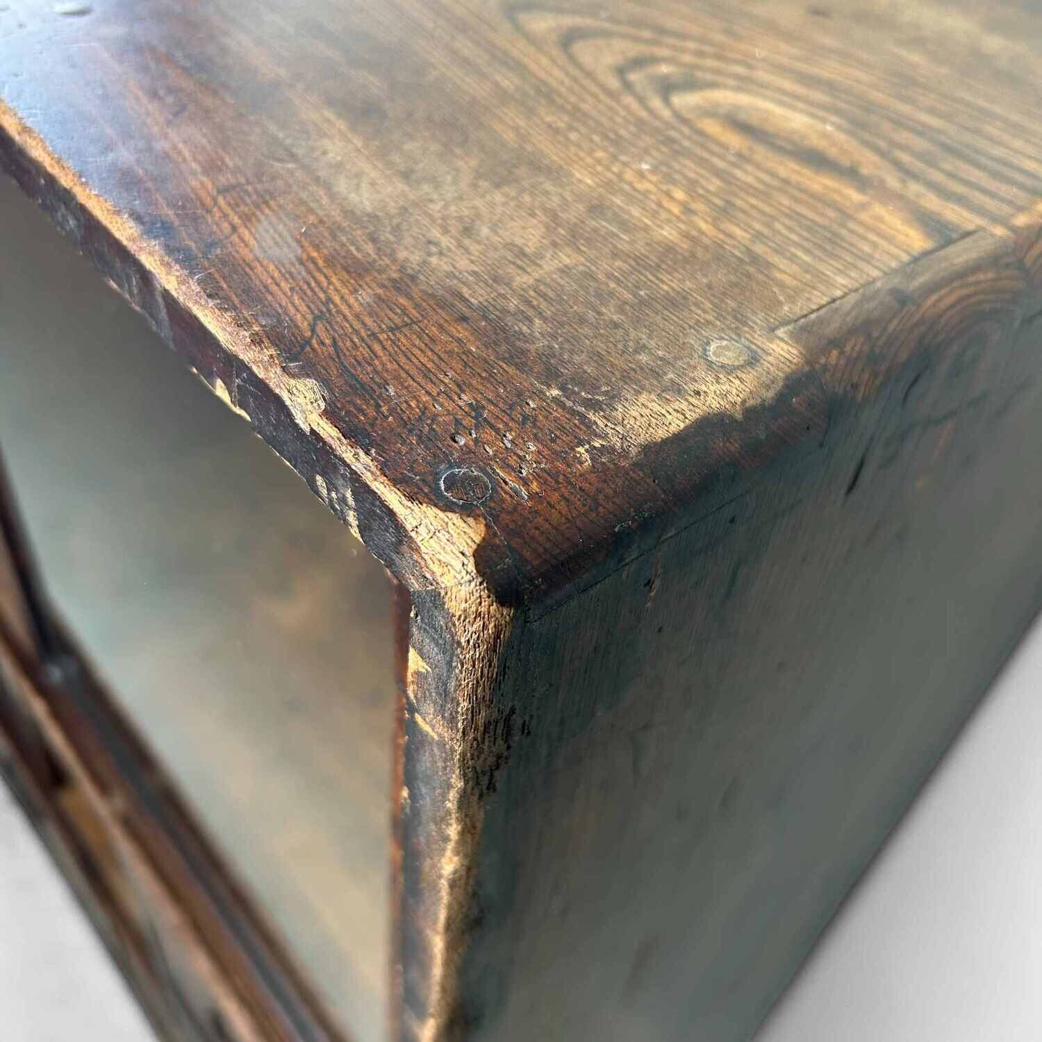 Japanse Mulberry Theekast Cha Tansu 茶箪笥, Meiji-periode. Japanse Mulberry Theekast Cha Tansu 茶箪笥, Meiji-periode.