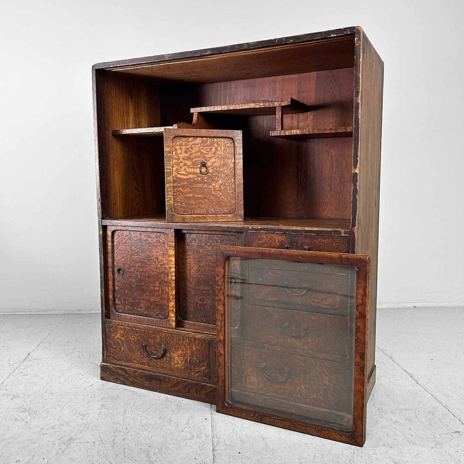 Japanse Mulberry Theekast Cha Tansu 茶箪笥, Meiji-periode. Japanse Mulberry Theekast Cha Tansu 茶箪笥, Meiji-periode.