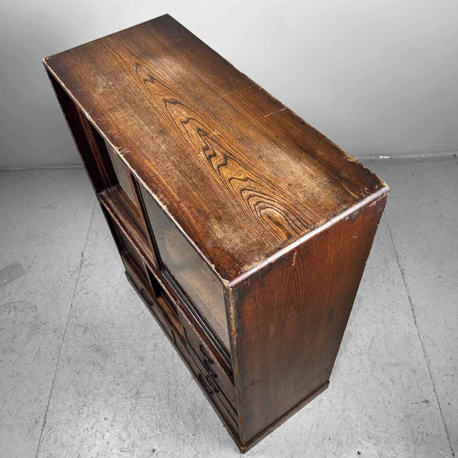 Japanse Mulberry Theekast Cha Tansu 茶箪笥, Meiji-periode. Japanse Mulberry Theekast Cha Tansu 茶箪笥, Meiji-periode.