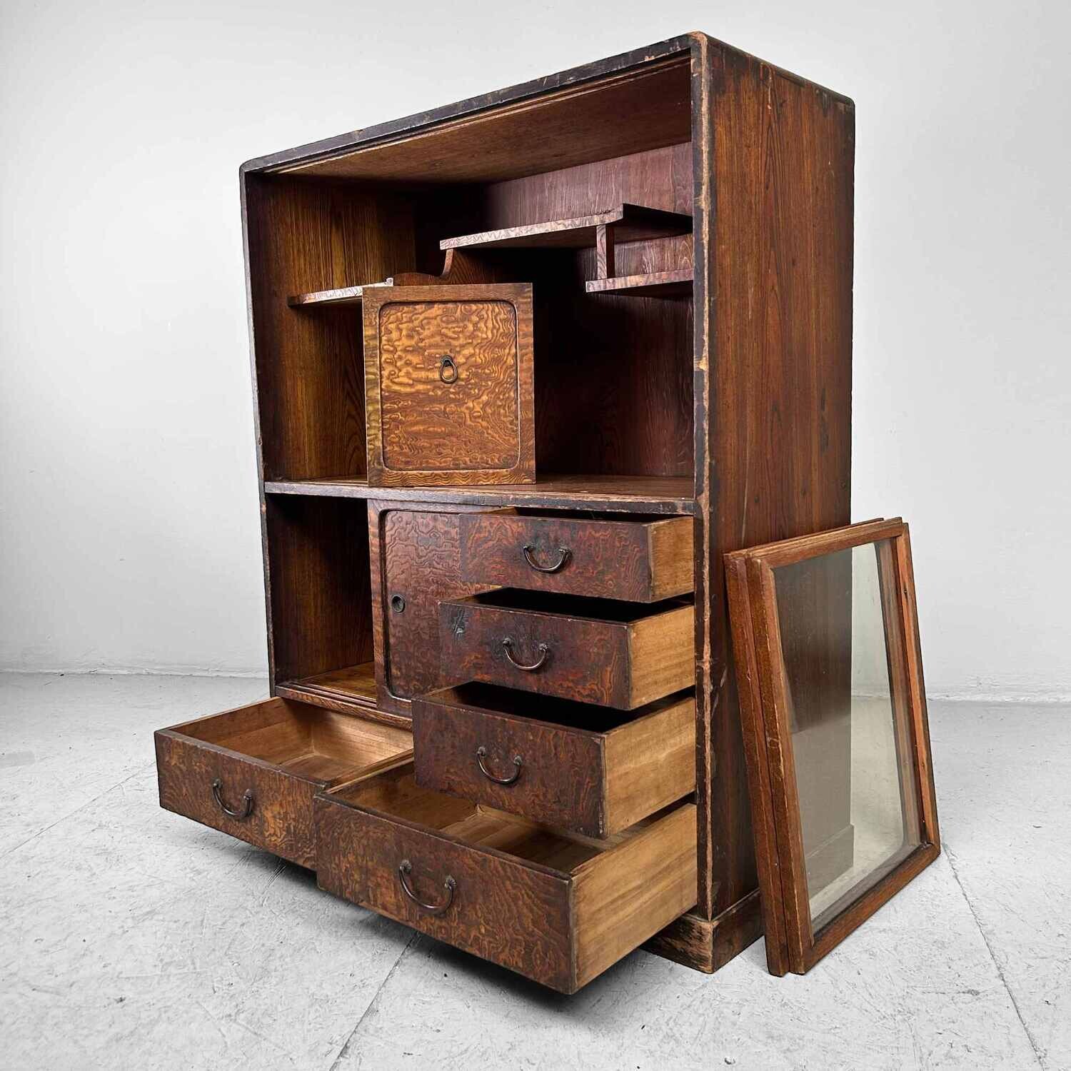 Japanse Mulberry Theekast Cha Tansu 茶箪笥, Meiji-periode. Japanse Mulberry Theekast Cha Tansu 茶箪笥, Meiji-periode.