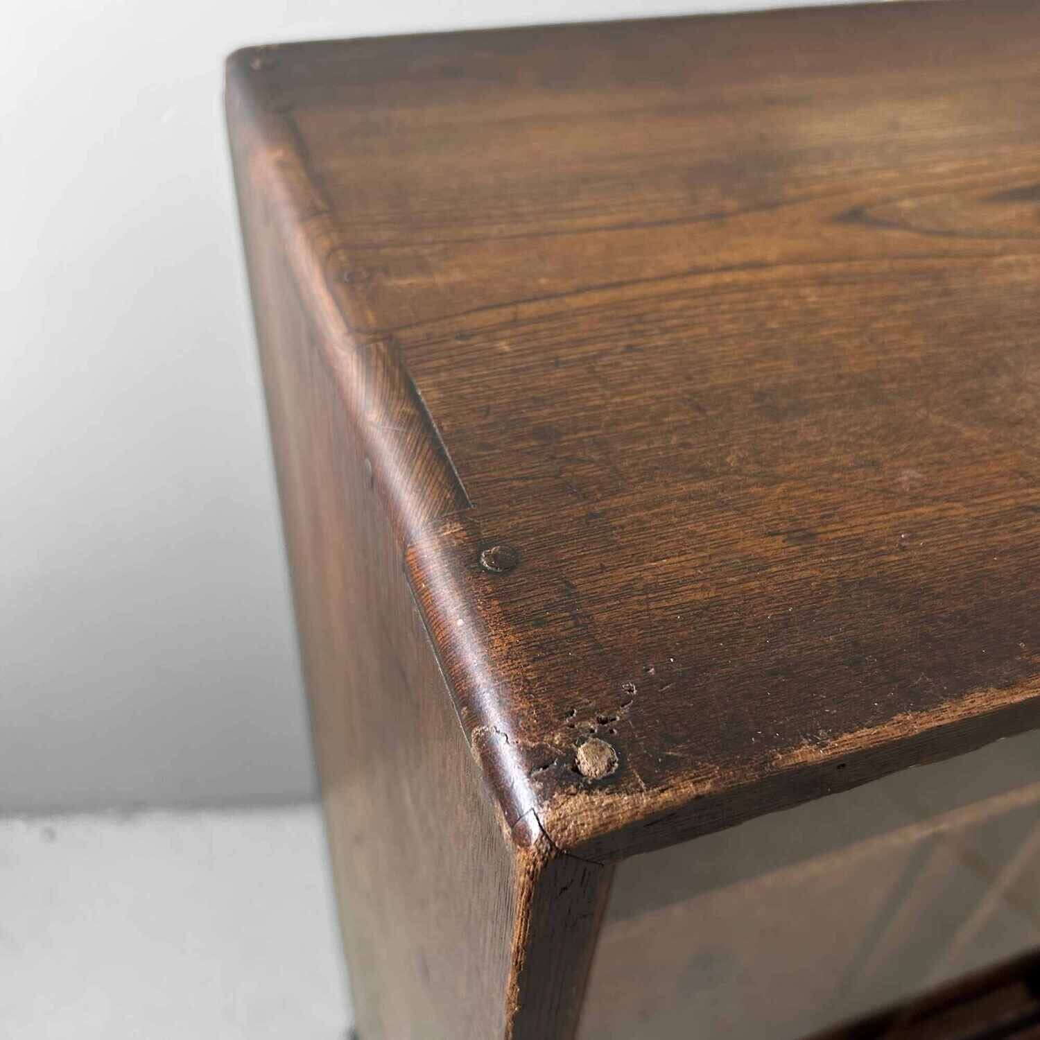 Japanse Mulberry Theekast Cha Tansu 茶箪笥, Meiji-periode. Japanse Mulberry Theekast Cha Tansu 茶箪笥, Meiji-periode.