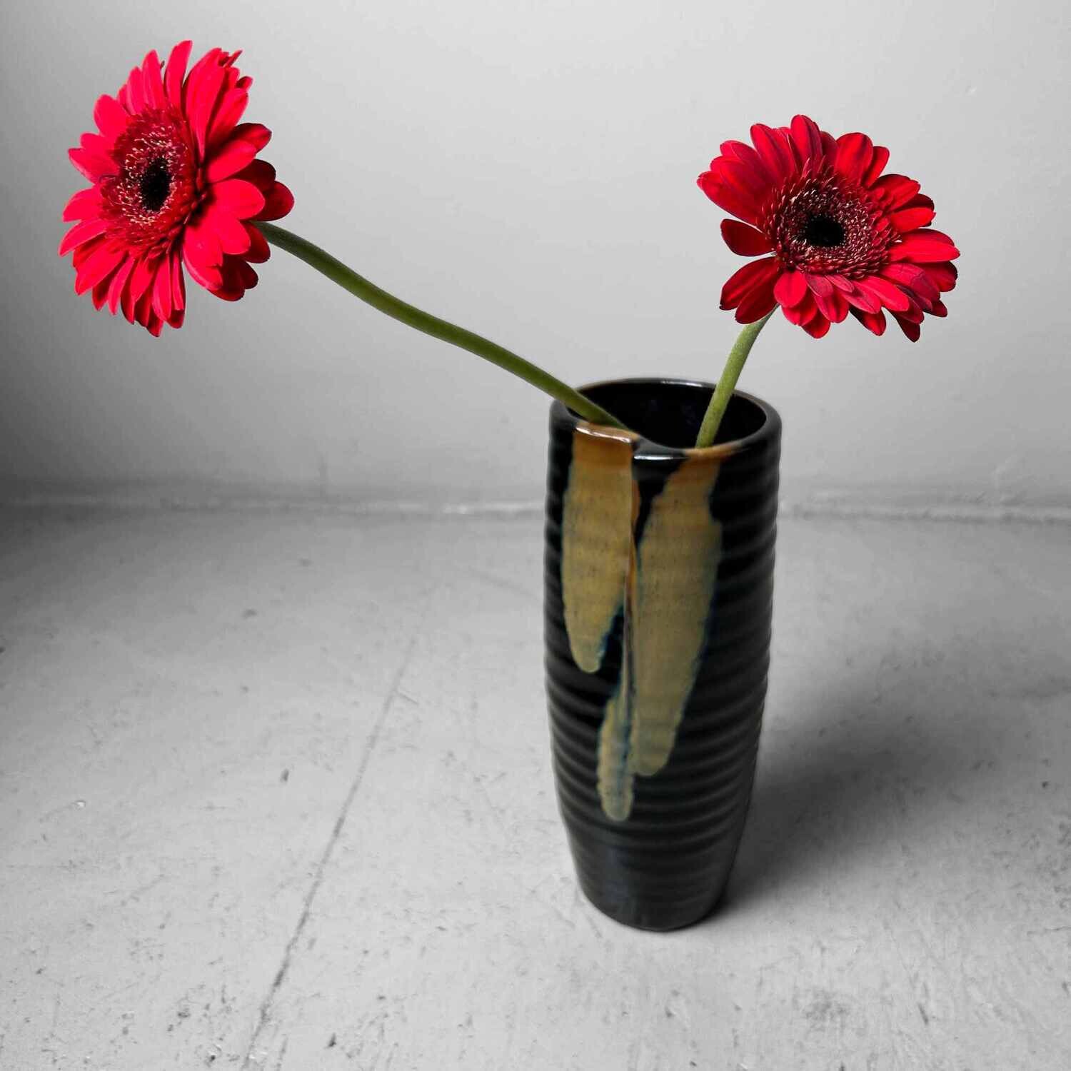 Glazed Pottery Japanese Kabin Vase 花瓶, from the 1970s. Glazed Pottery Japanese Kabin Vase 花瓶, from the 1970s.