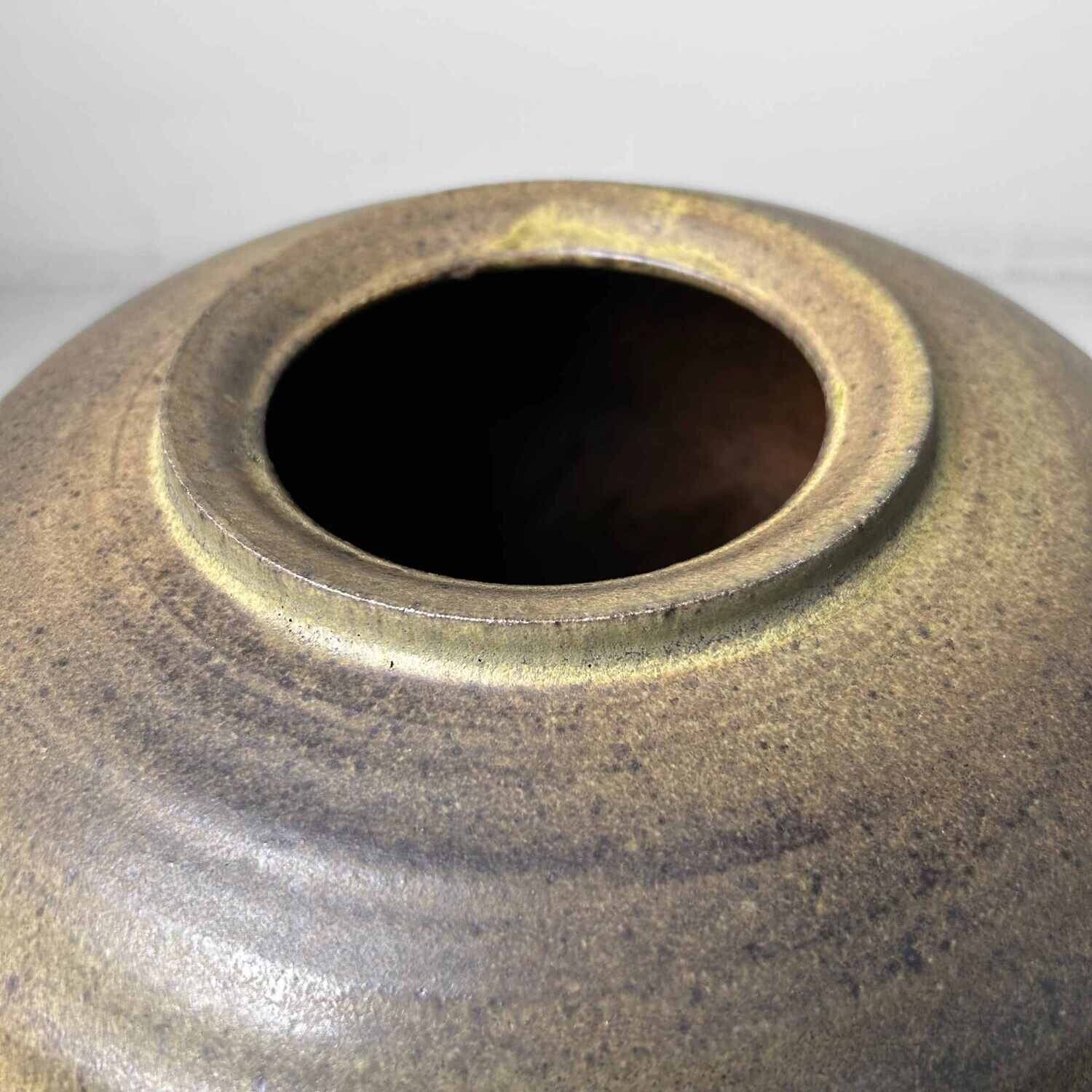 Japanese Kasama 笠間焼 Tsubo Vase by Kashiwa Touen Hobun, from the 1960s.