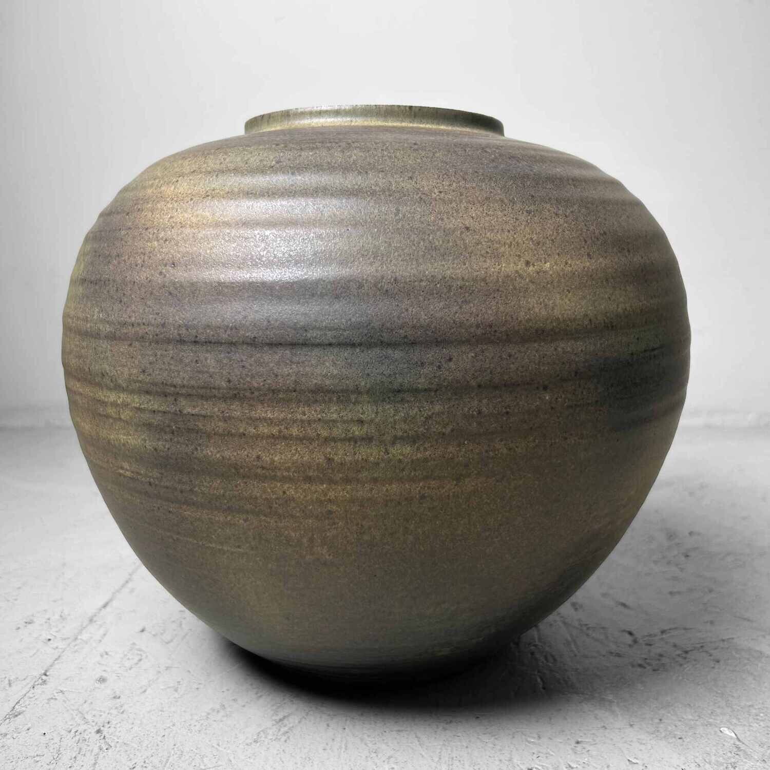 Japanese Kasama 笠間焼 Tsubo Vase by Kashiwa Touen Hobun, from the 1960s.