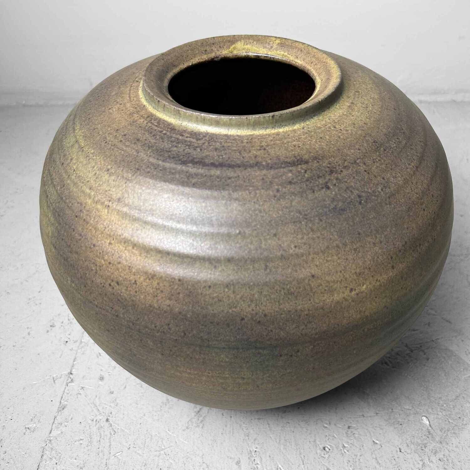 Japanese Kasama 笠間焼 Tsubo Vase by Kashiwa Touen Hobun, from the 1960s.