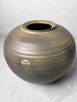 Japanese Kasama 笠間焼 Tsubo Vase by Kashiwa Touen Hobun, from the 1960s.