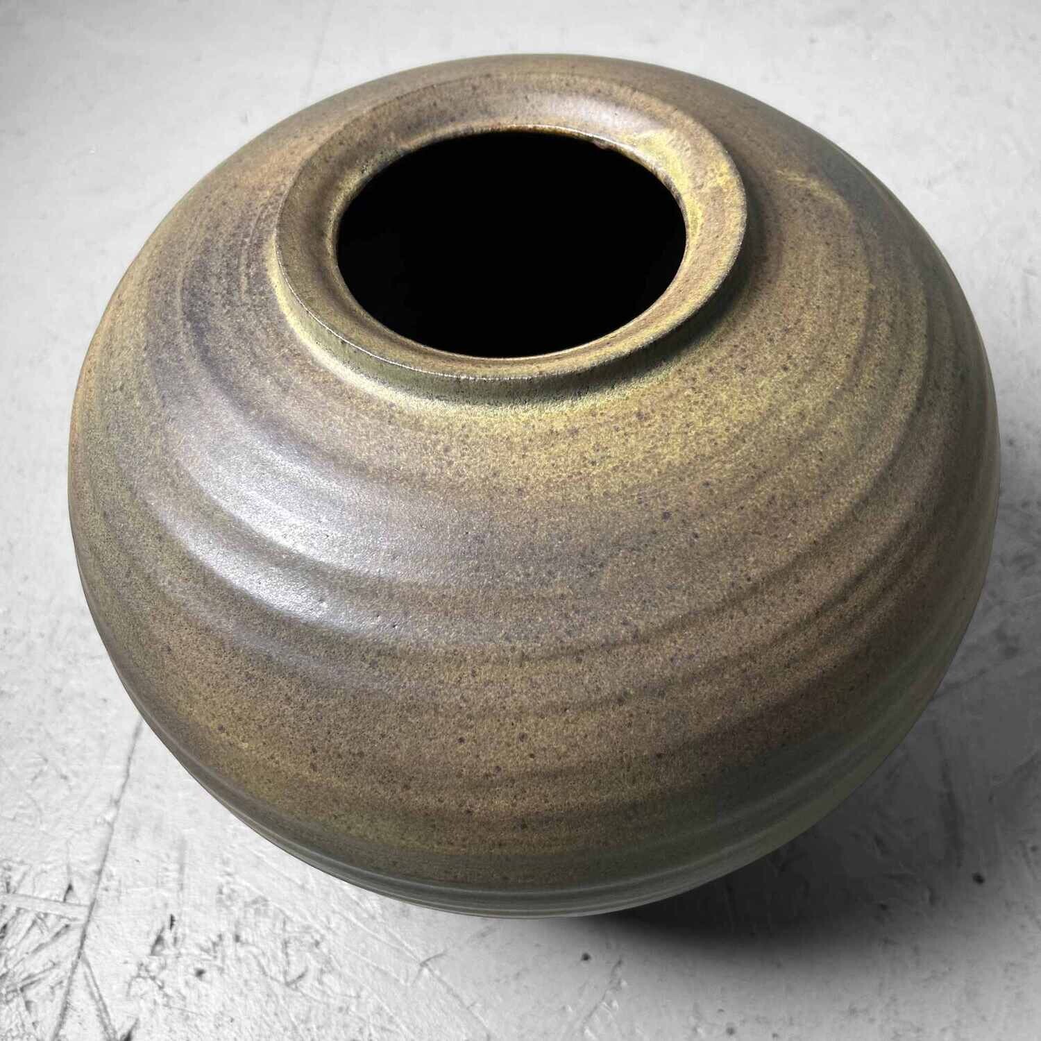 Japanese Kasama 笠間焼 Tsubo Vase by Kashiwa Touen Hobun, from the 1960s.