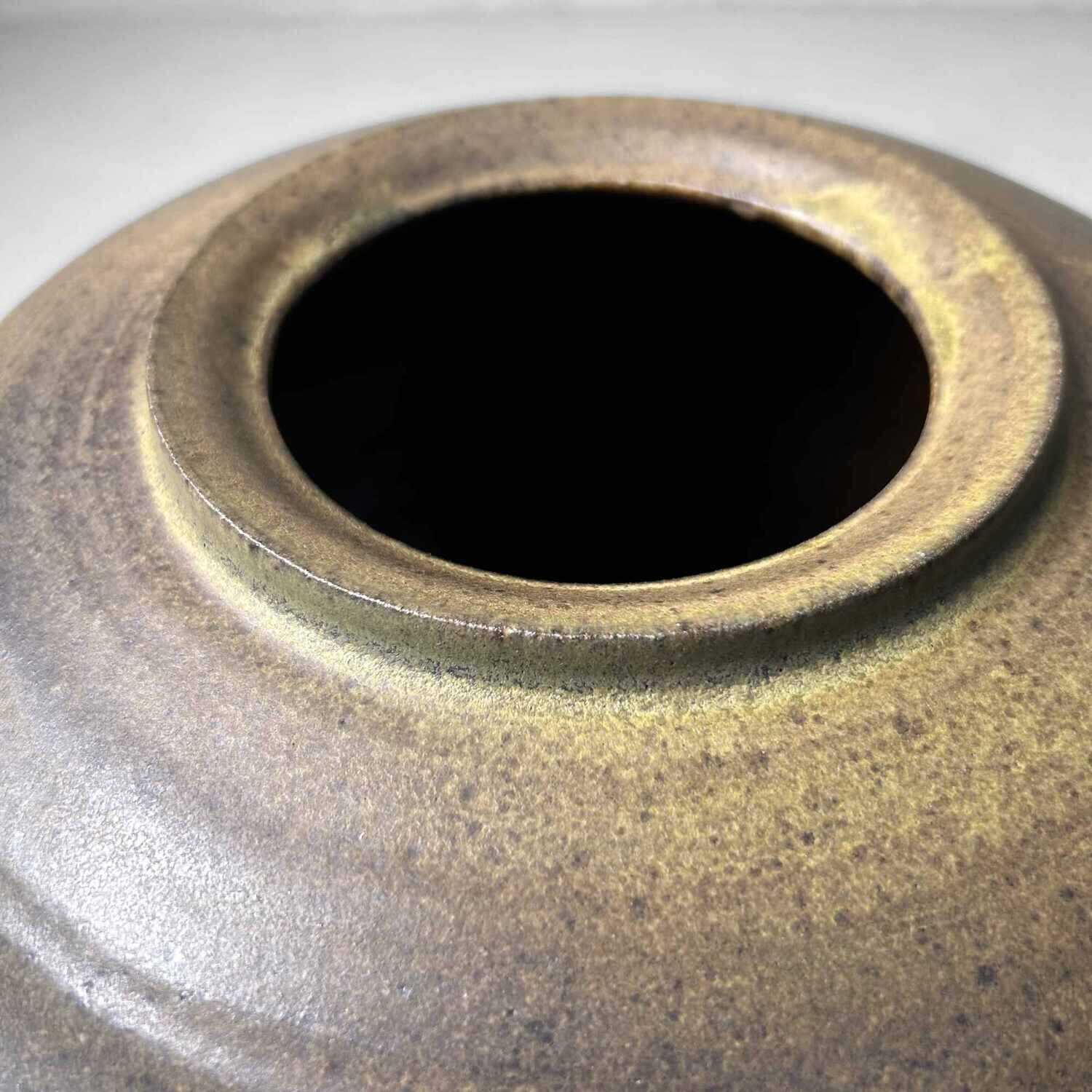 Japanese Kasama 笠間焼 Tsubo Vase by Kashiwa Touen Hobun, from the 1960s.