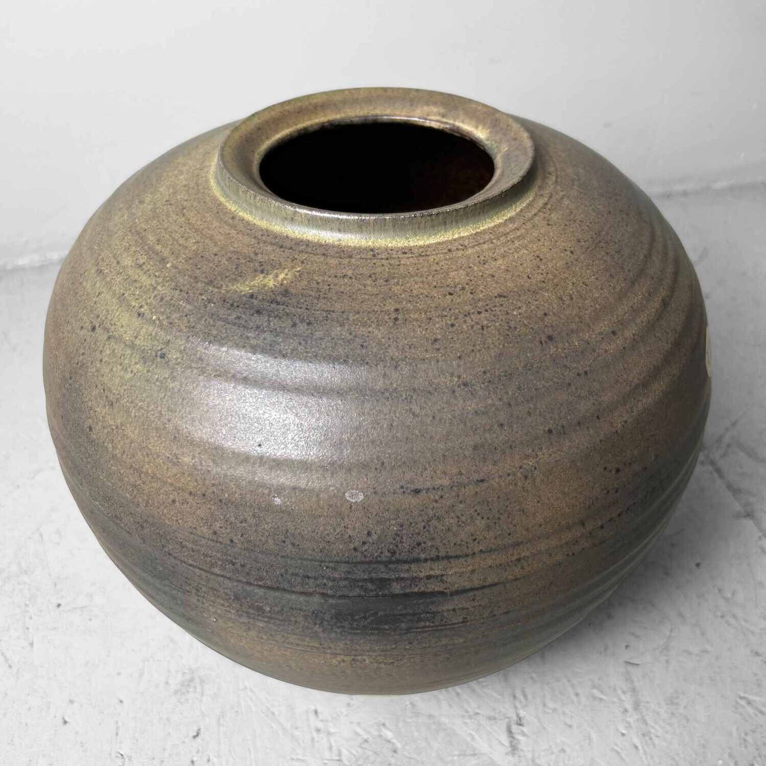 Japanese Kasama 笠間焼 Tsubo Vase by Kashiwa Touen Hobun, from the 1960s.