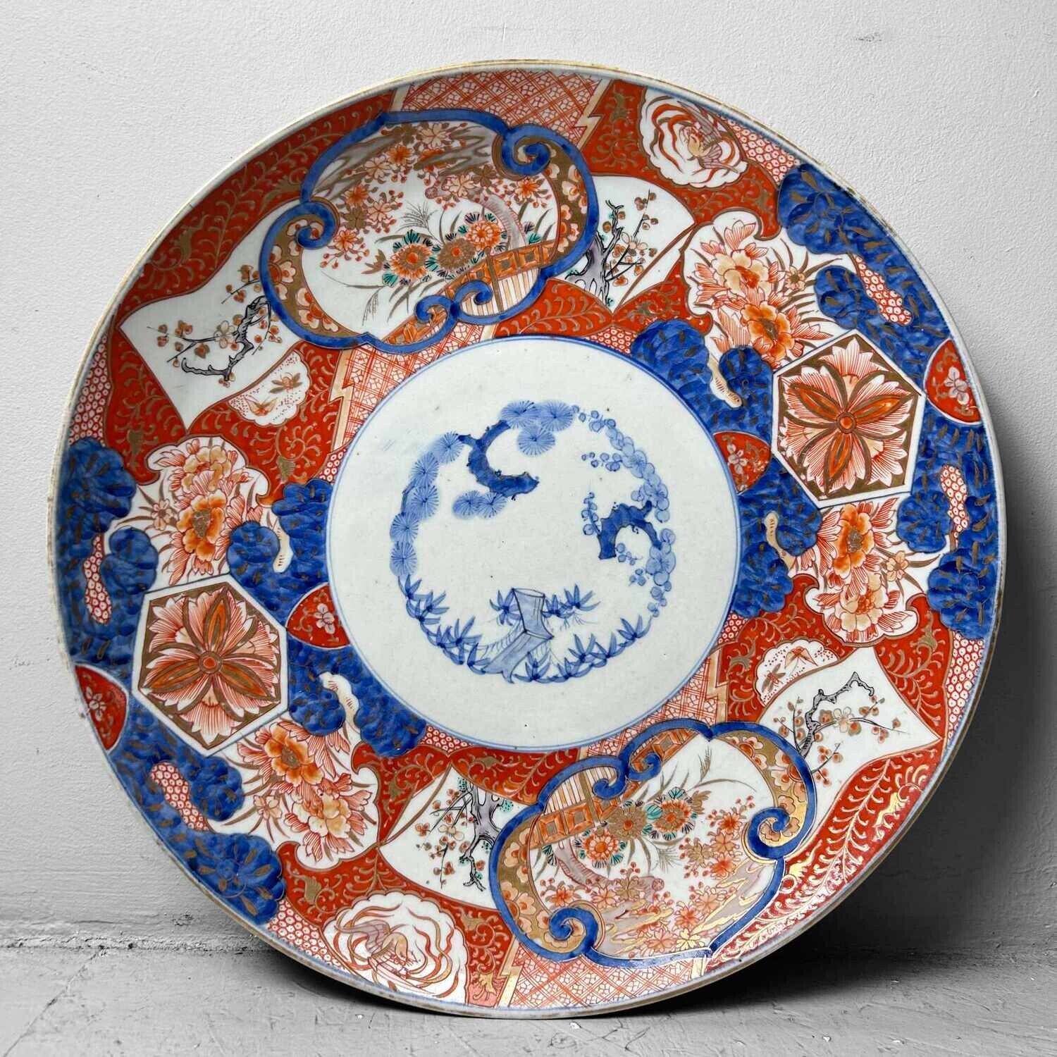 Groot Decoratief Imari Porseleinen Bord, ca. 1900, Japan.